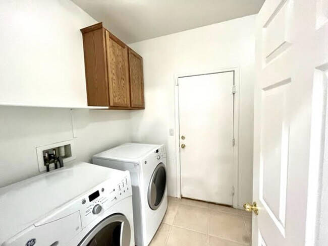 Building Photo - Charming Single Story 3 Bedroom Home