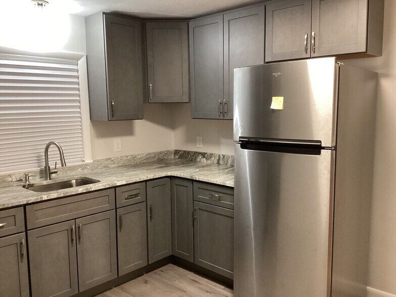 Building Photo - 296 Lynn St