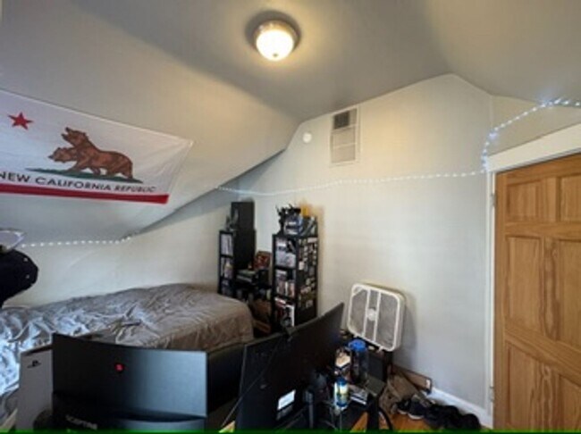 Building Photo - 26 Conklin St