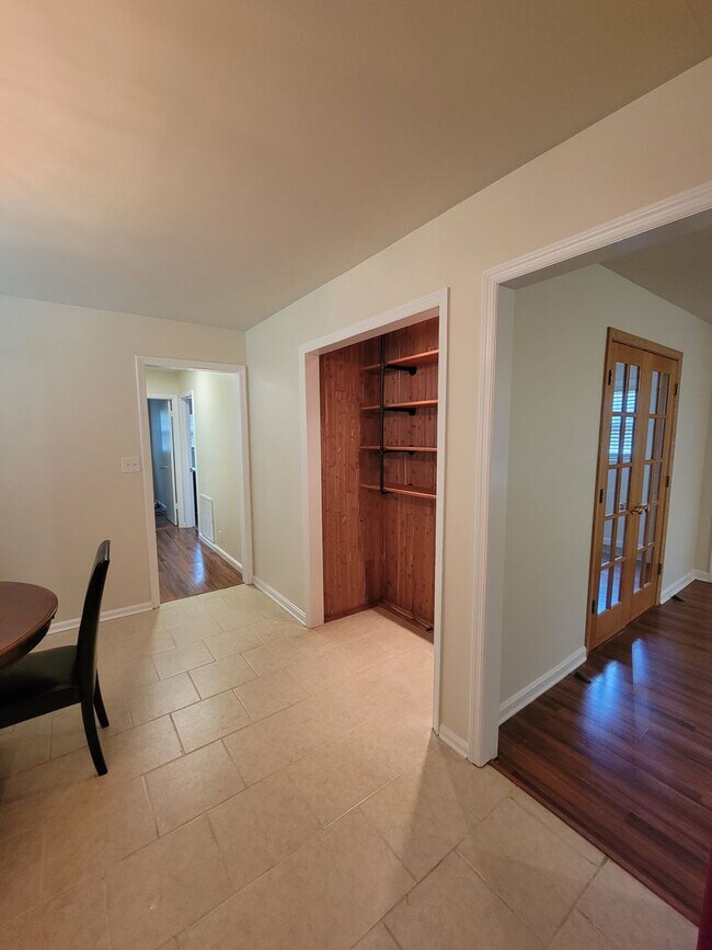 Building Photo - 3 Bedroom 2 Bathroom Home with One Car Attached Garage in Valley Park Homes Subdivision