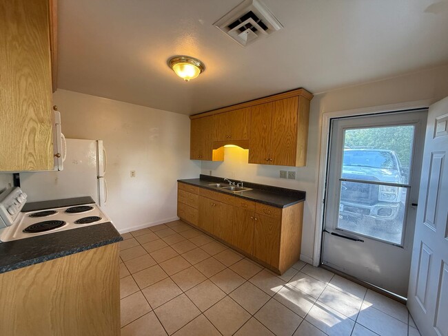 Building Photo - Pet Friendly! Central Air!