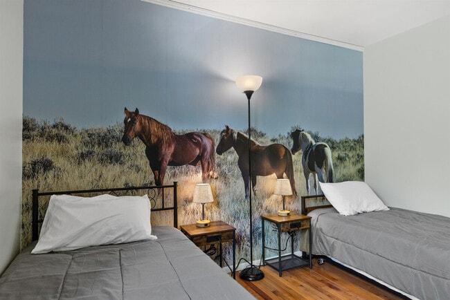 Building Photo - 10 James Dr