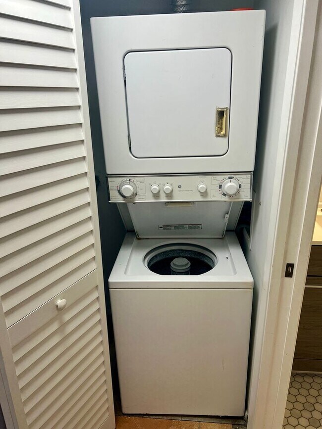 Building Photo - Move-In Ready 1-bed, 1-bath, Sarasota Condo off University Pkwy for rent!