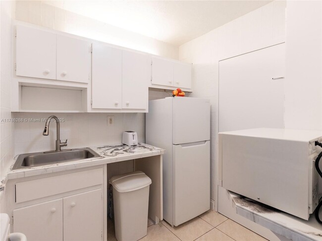 Building Photo - 2899 Collins Ave