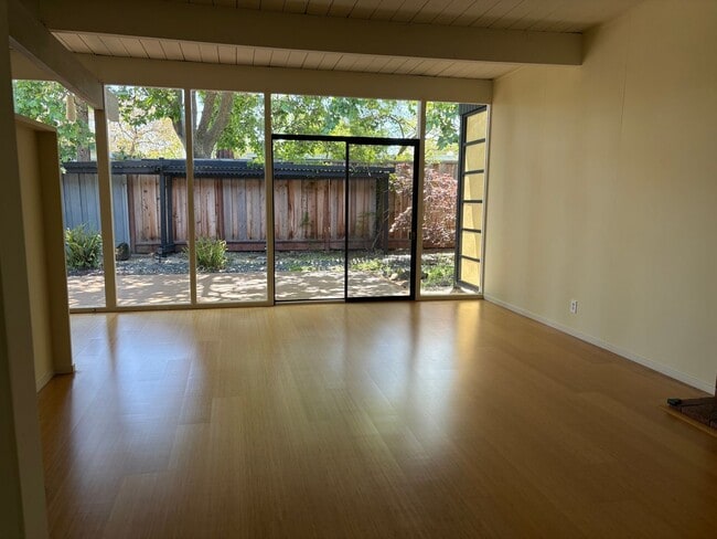 Building Photo - Lovingly Maintained 3 Bed, 2 Bath Home in the Circles