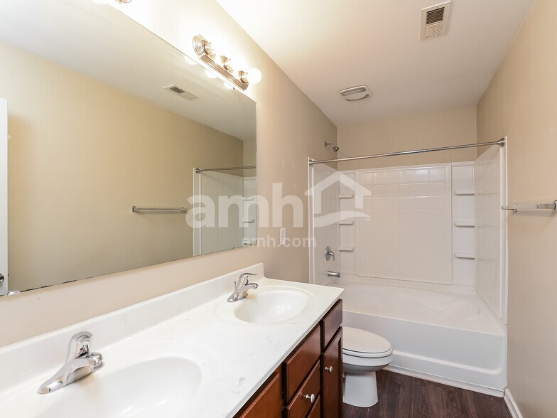 Building Photo - 4275 Oak Pointe Dr