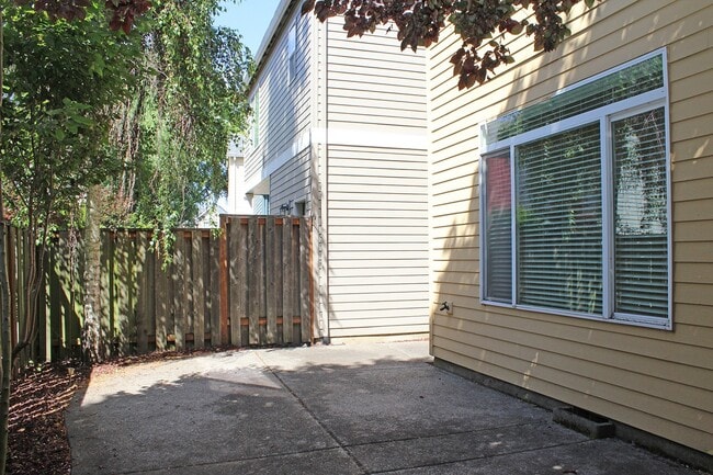 Building Photo - 937 SE Elina Ave