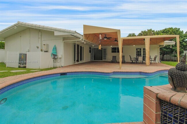 Primary Photo - 11645 NE 20th Dr