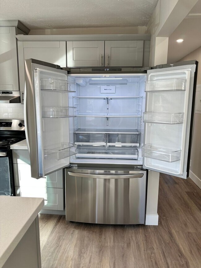 Building Photo - Darling remodeled 5 bedroom 2 bathroom home in the heart of Ogden