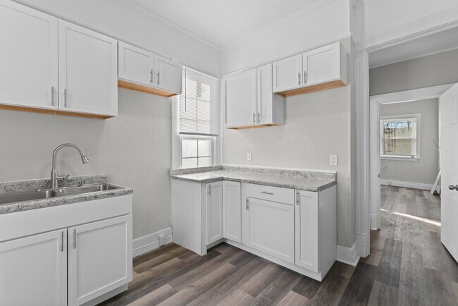 Building Photo - 111 S Vine St