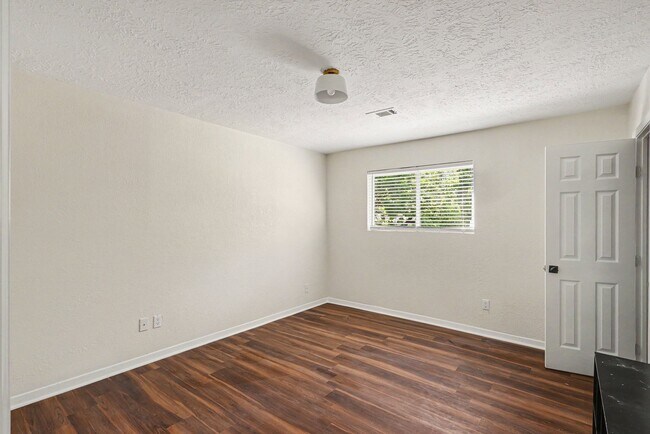 Building Photo - 2430 Summer Spring Dr