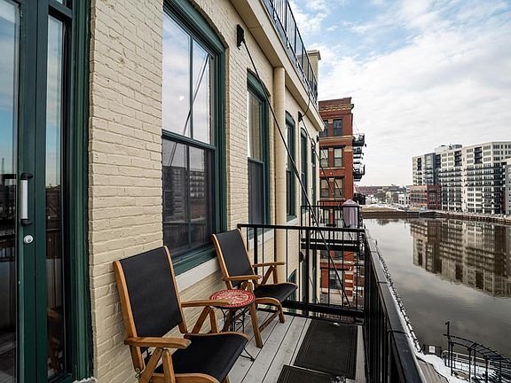 Building Photo - 205 N Water St