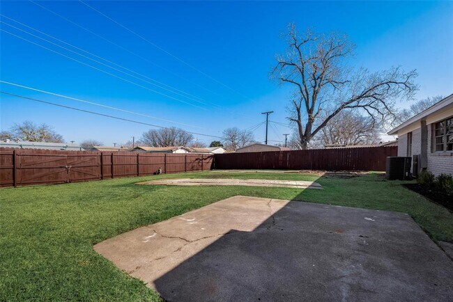 Building Photo - 4221 Fernwood Dr