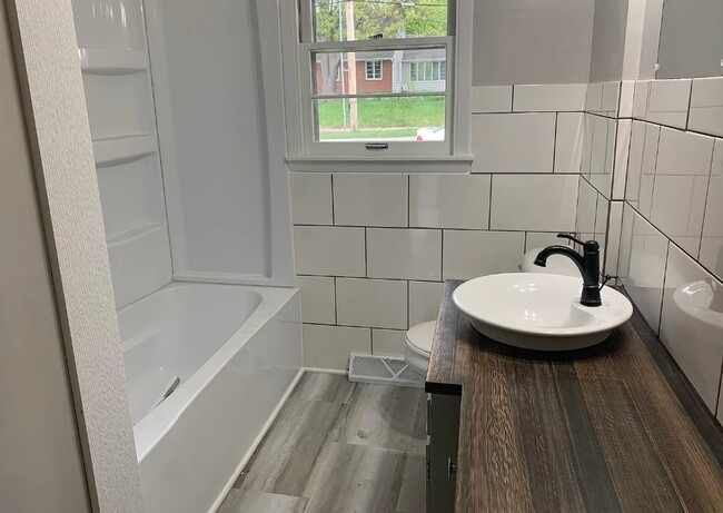 Building Photo - 1028 W 12th St