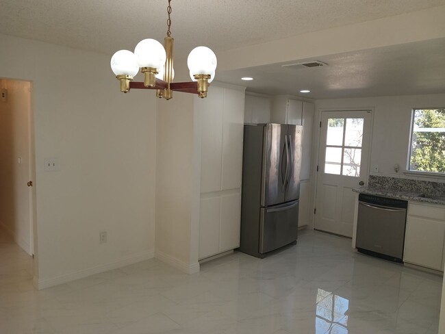 Building Photo - Stylish, Secure, and Pet-Friendly 3-Bedroo...