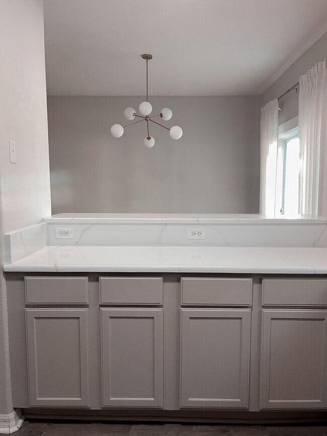 Building Photo - Beautiful Townhouse