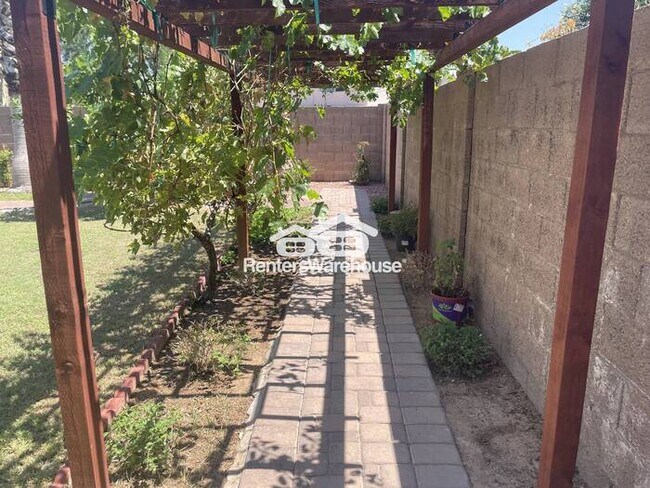 Building Photo - Hillcrest Beauty 4bed 3bath P00L Grass Bac...