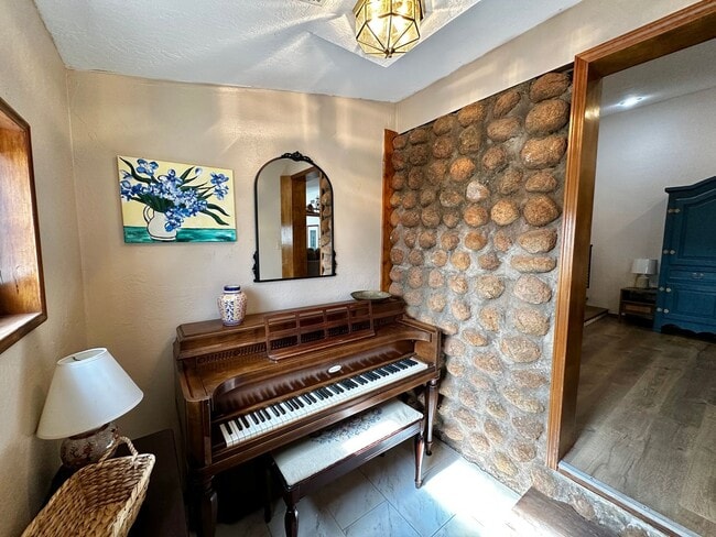 Building Photo - Rustic Charm