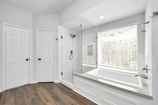 Building Photo - 5310 Oak Cove Dr