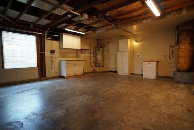Building Photo - beautiful 3-bedroom, 2-bathroom single-story home in Roseville!