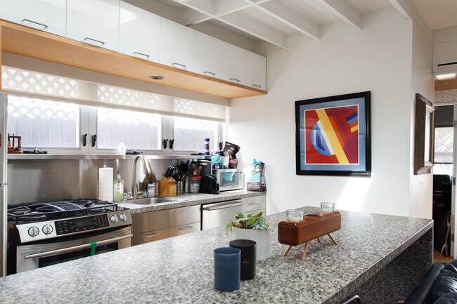 Building Photo - 2036 Walgrove Ave