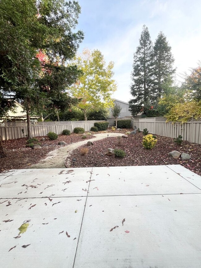 Building Photo - Clean, Cute & Convenient Sun City Roseville Active Adult 55+