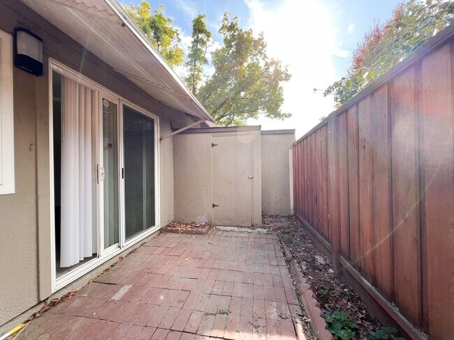 Building Photo - Upgraded 2 Bedroom Condo!!