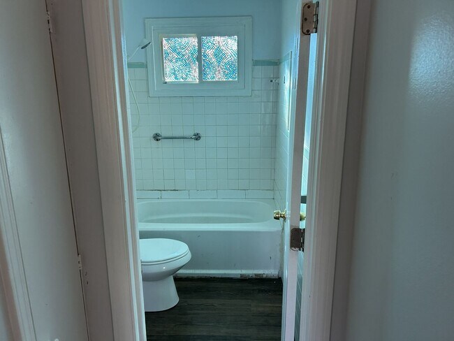 Building Photo - 3 Bed, 1 Bath Home