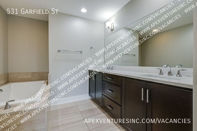 Building Photo - 531 Garfield St