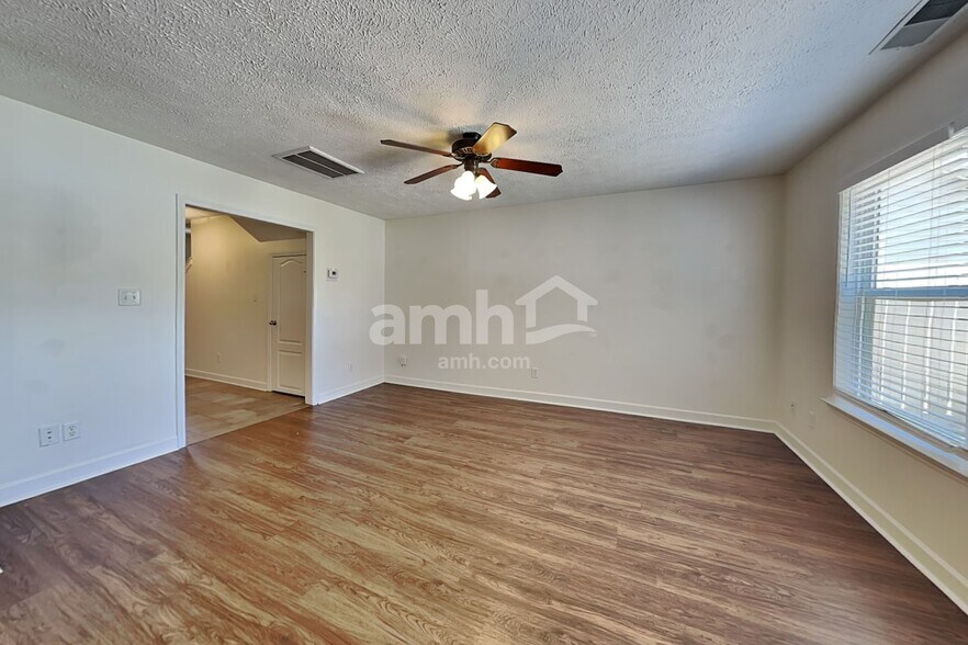 Building Photo - 1504 Beaconcrest Cir