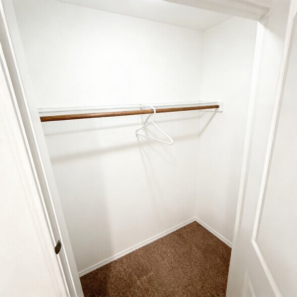 Building Photo - 3810 Kurz Plz S