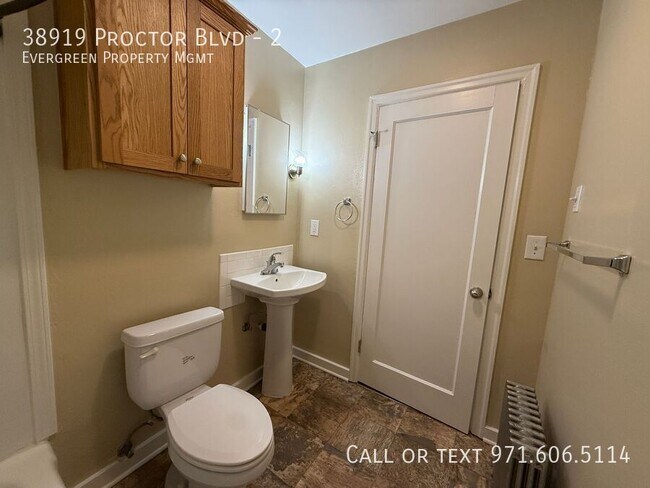 Building Photo - 38919 Proctor Blvd