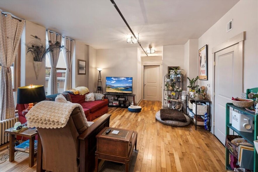 Building Photo - 723 5th Ave E