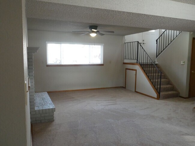 Building Photo - 4 Bed 2 Bath Home Available Now!