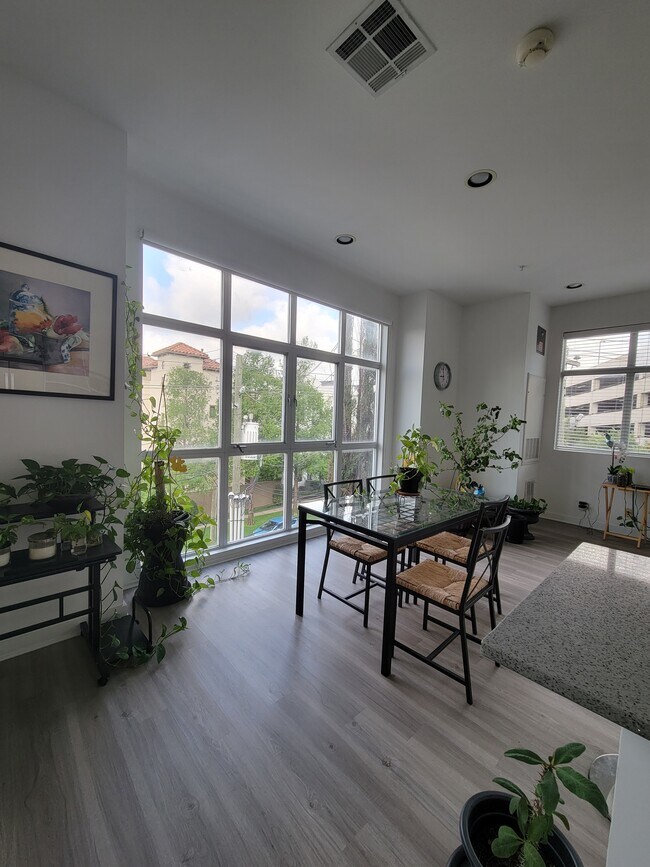 Tons of space perfect for a dinning or breakfast area - 207 Pierce St