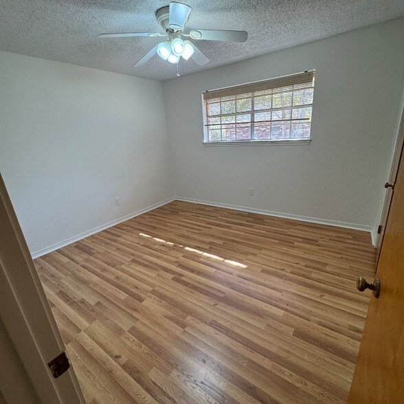 Building Photo - 114 Oak Dr