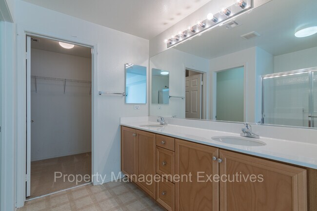 Building Photo - Newer 2 Bedroom, 2 Bath Townhouse with Garage