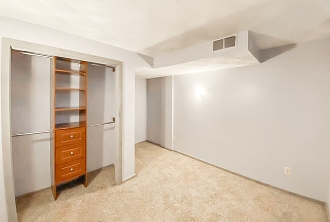 Building Photo - Charming 2-Level, 3 Bedroom 2 Bathroom Hom...