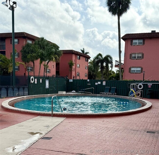 Building Photo - 610 Tennis Club Dr