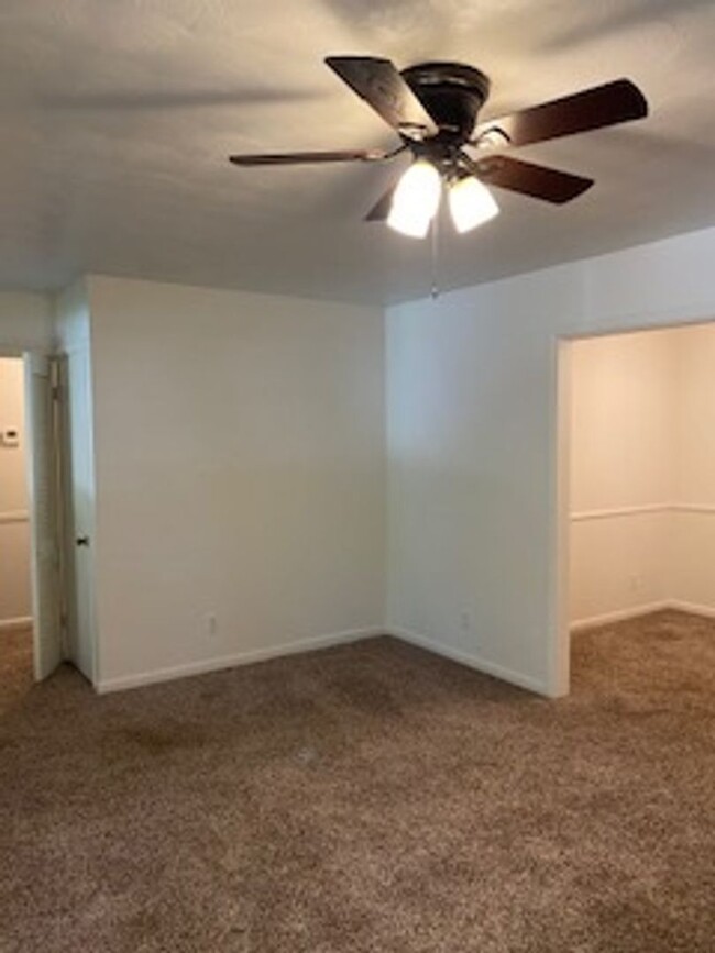 Building Photo - 3 Bed, 1 1/2 Bath, 1 Car Garage, Fenced Yard!