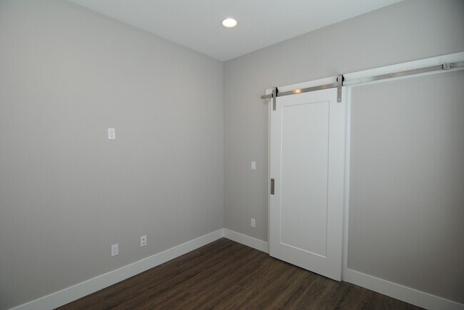 Building Photo - 1708/1710 Danny Boy Ln. Duplex