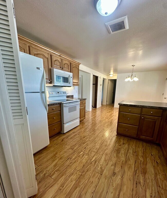 Building Photo - A &amp; E 3rd W Duplex