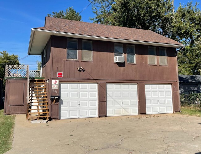 Building Photo - Duplex in NW OKC near Reed Park!