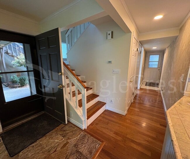 Building Photo - Three Bedroom Townhome Near Country Club G...