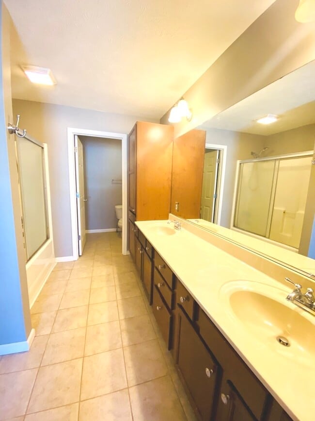 Building Photo - 1112 Ekstam Dr