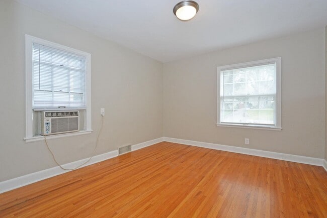 Building Photo - Beautiful 3-Bedroom 1.5-Bathroom Available...