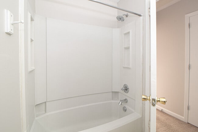 Building Photo - 814-B Golfview Pl