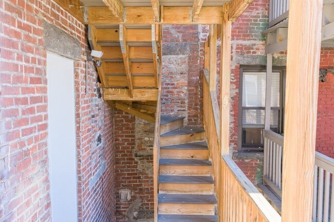 Building Photo - 28 Chelsea St