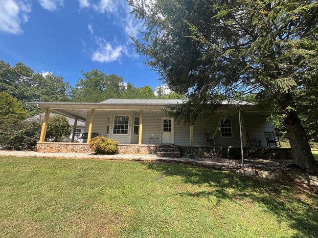 Building Photo - Country Charmer