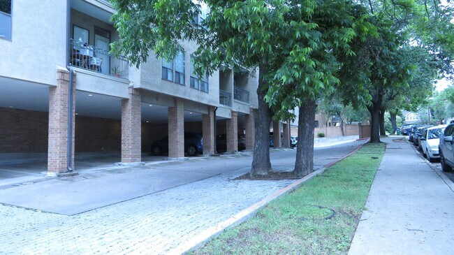 Building Photo - ROBBINS PLACE 202